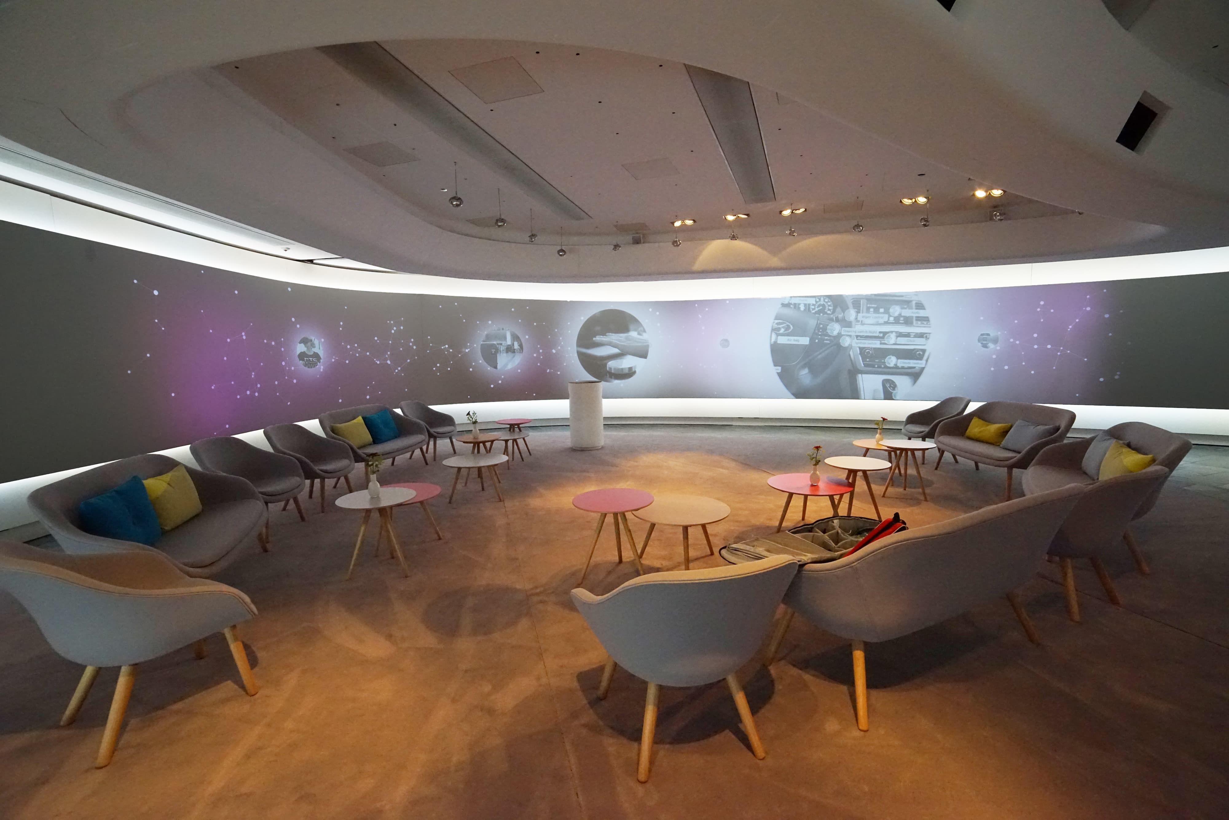 Telekom Design Gallery, Bonn (Germany) – Spline Curved Screen